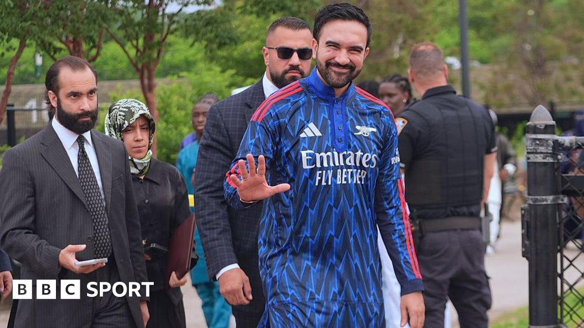 Zohran Mamdani Eid namozida 'Arsenal' kurta kiyib chiqdi