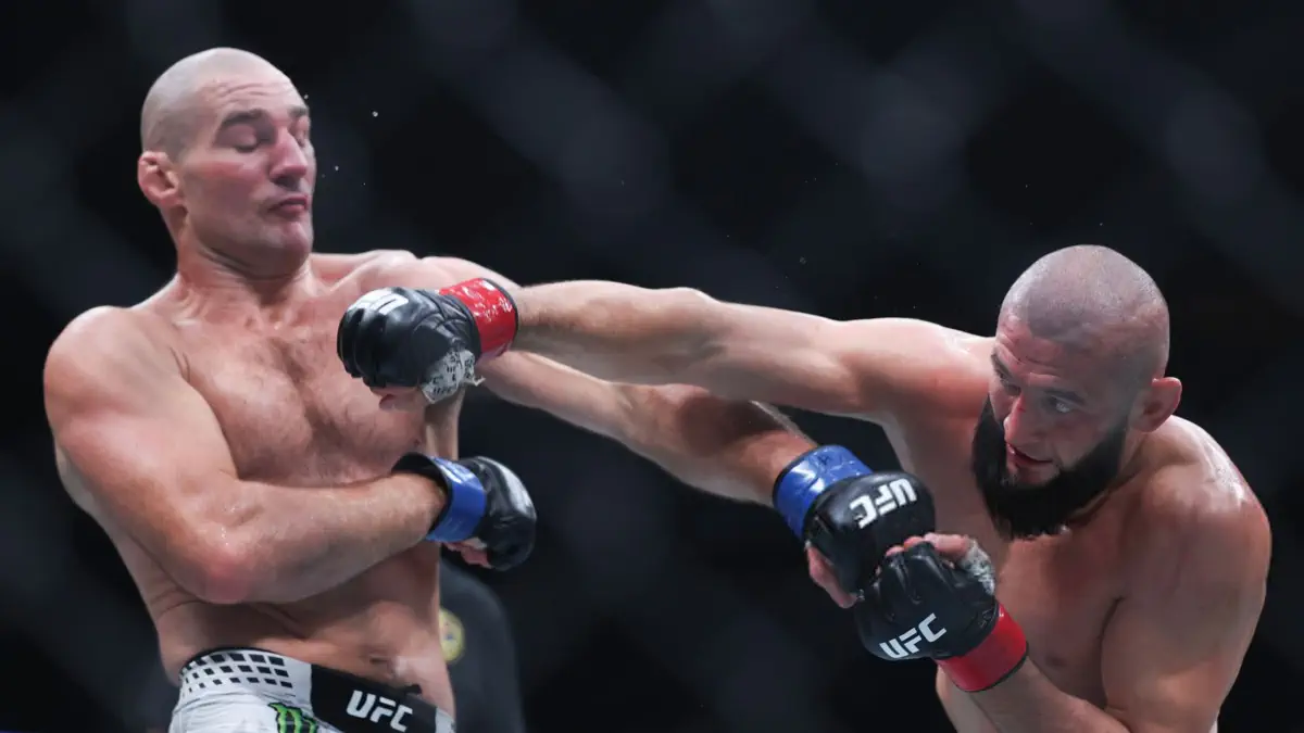 UFC 328. Striklend hakamlar qaroriga ko'ra Chimaevni mag'lub etib, chempionlik kamariga ega chiqdi