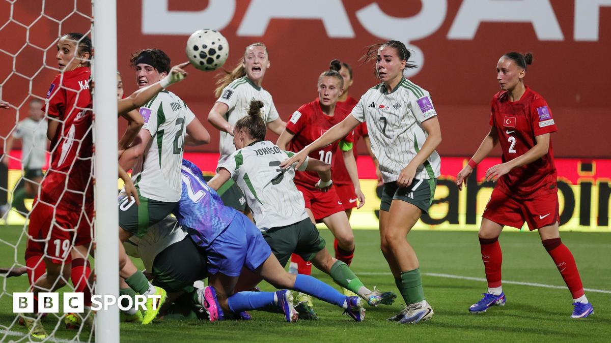 Turkiya 2-1 Shimoliy Irlandiya: Callaghan qizil karton qaroriga nisbatan 'mutlaqo aqldan ozish'