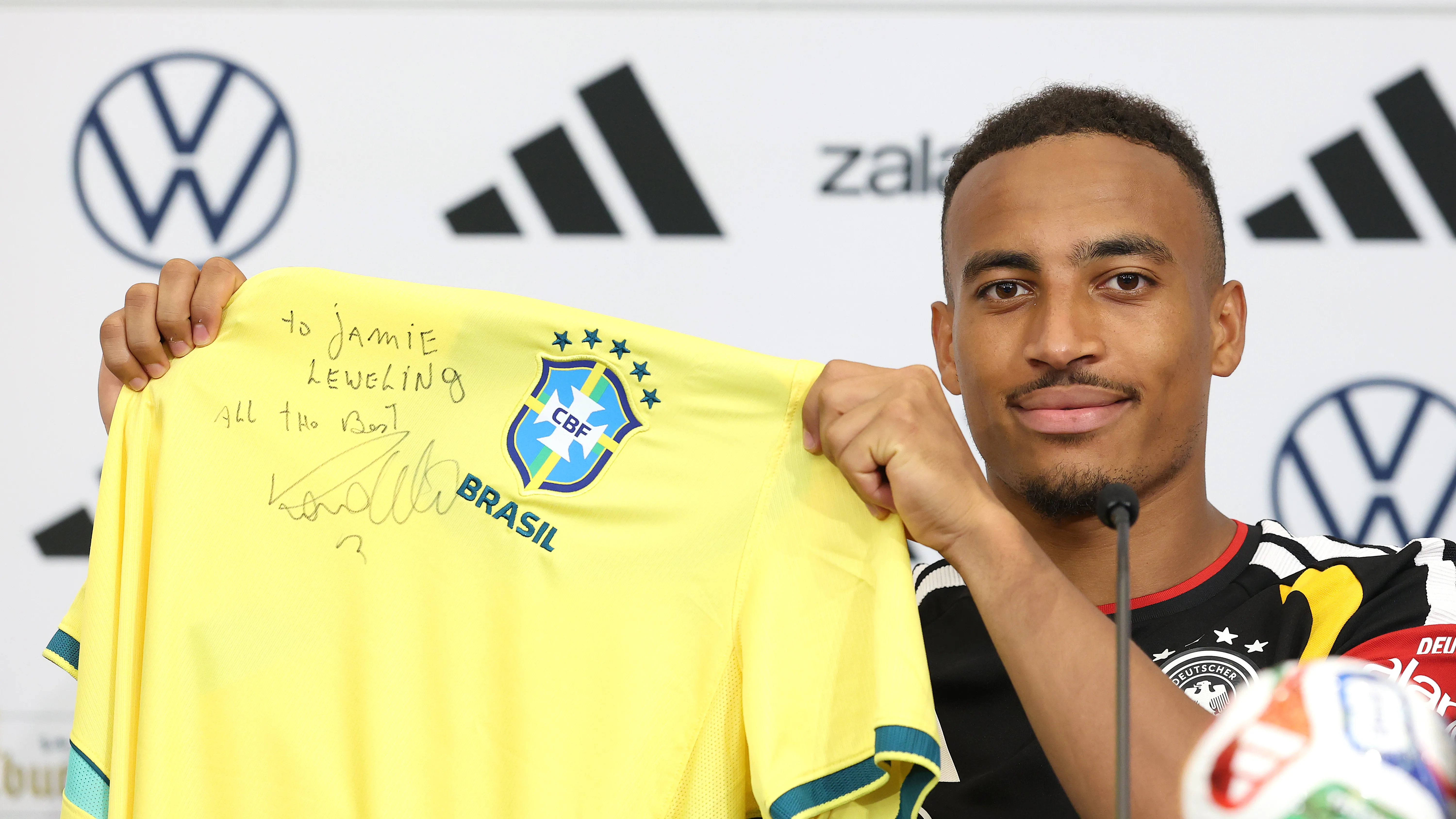 Jamiy Leweling Ronalduning futbolkasini olib, soch turmagi bilan hazil qildi
