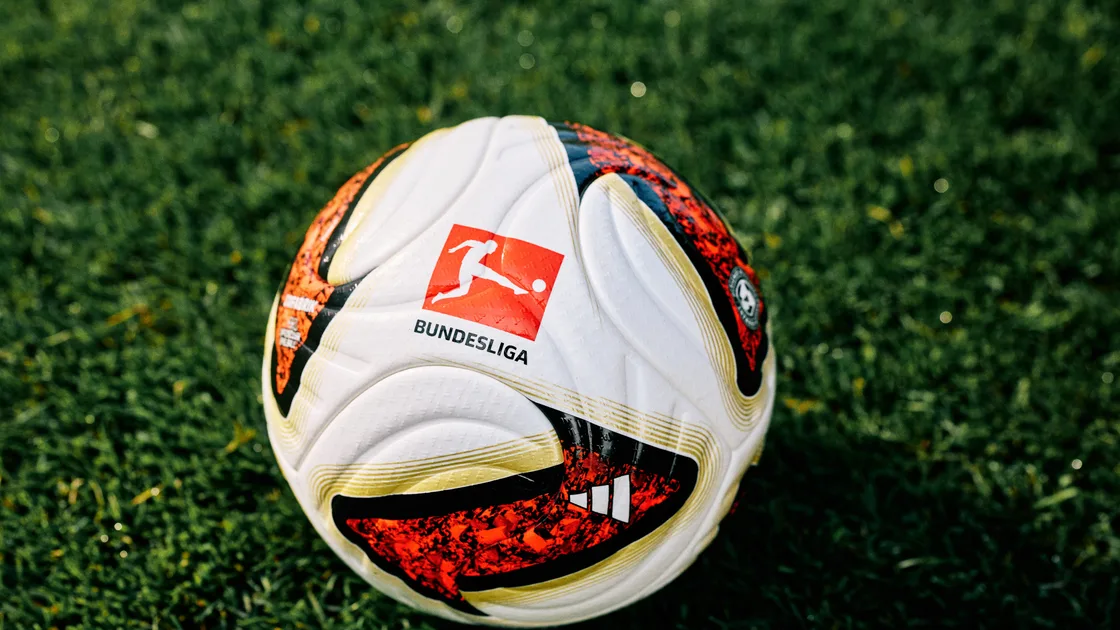 2026-27 yilgi rasmiy o'yin to'pi: TORFABRIK nemis professional futboliga qaytadi