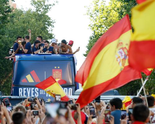 Ispaniya jamoasi Madridda qahramonlar kabi kutib olindi
