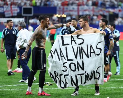 AQSH Argentina futbolchilarini Falklandlar banneri uchun qo'llab-quvvatladi