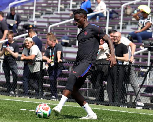 Uefa Fifa'ni Folarin Balogunning qizil kartasini bekor qilgani uchun tanqid qildi