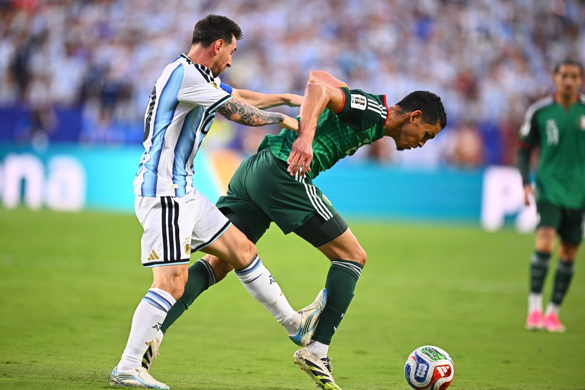 Lionel Messi Aissa Mandiga qarshi bu qoidabuzarligi uchun hatto ogohlantirish ham olmadi. Tom Weller/picture alliance via Getty Images
