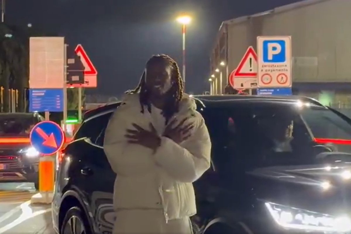 Djed Spence Milan aeroportida Inter uchun transferni yakunlamoqda