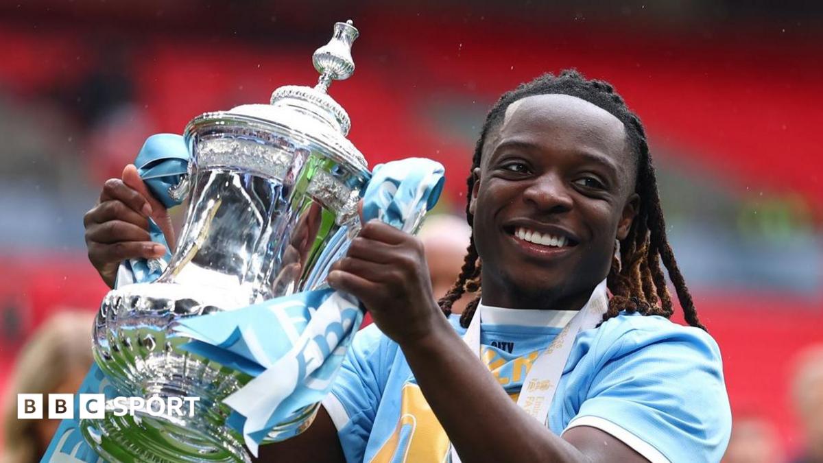 Man City transferlari: Jeremi Doku yangi shartnoma imzoladi, Nico Gonzalez qolishni xohlaydi