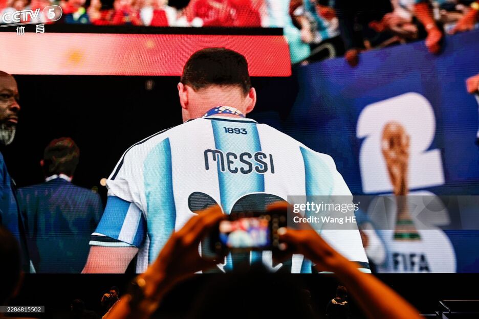 "Soʻnggi oʻyin… Butun umrlik libos". Messi terma jamoadagi xayrlashuv oʻyini libosini koʻrsatdi