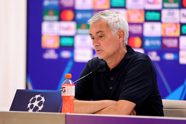 Mourinyo Chempionlar Ligasiga qaytish haqida gapirganidan keyin jurnalistni masxara qildi